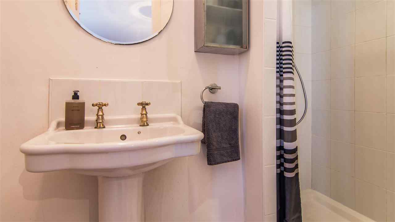 resized-2349823-The Orangerie TV screen (17)-2.jpg